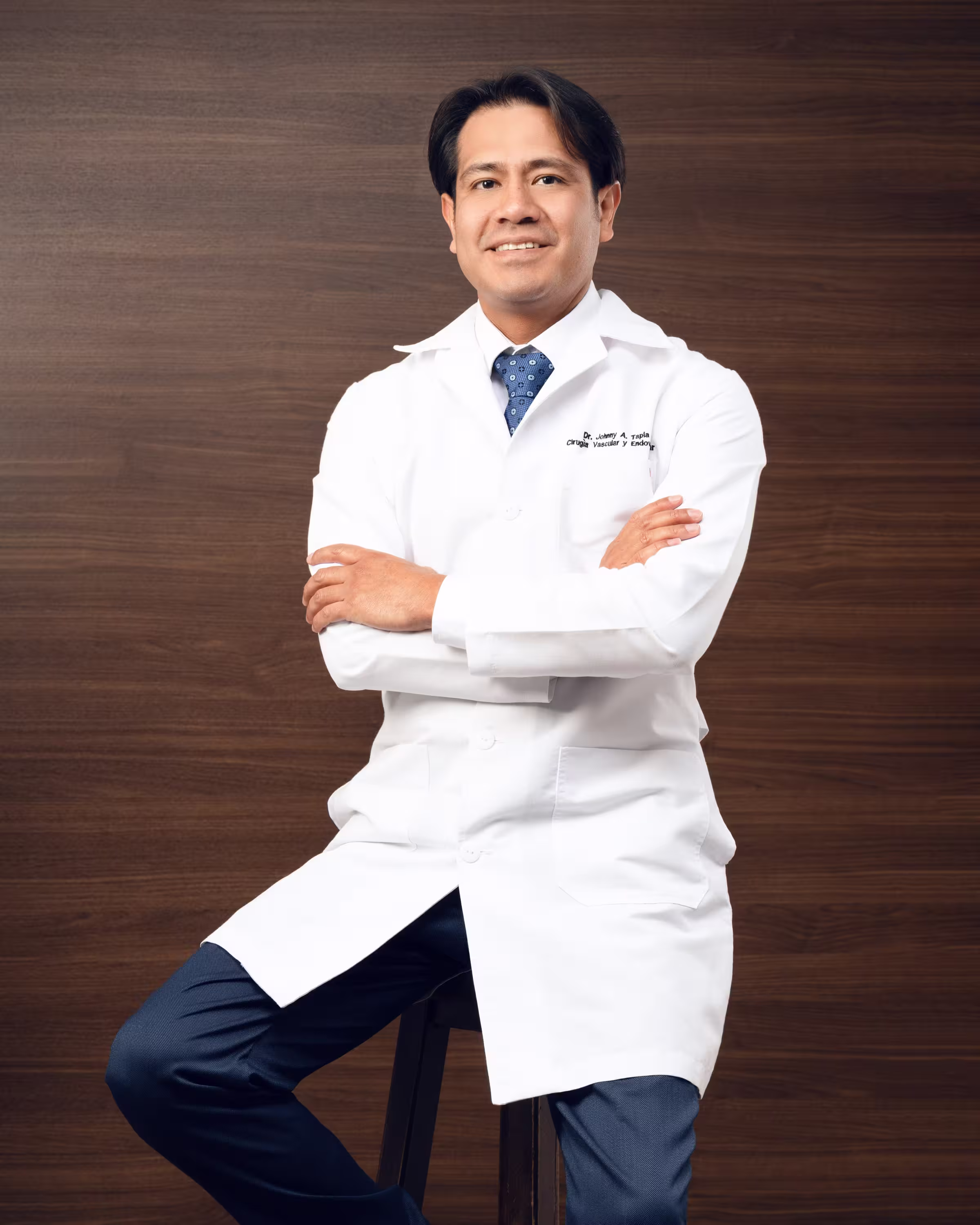 El Dr. Johnny Tapia con bata médica, cirujano vascular y endovascular